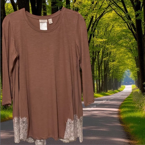 Élégant Nutmeg Blouse with Finishes of Wide Lace Trim   size XS-SM - Picture 9 of 16